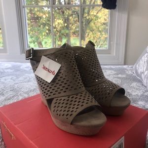 Size 10 gray wedge
